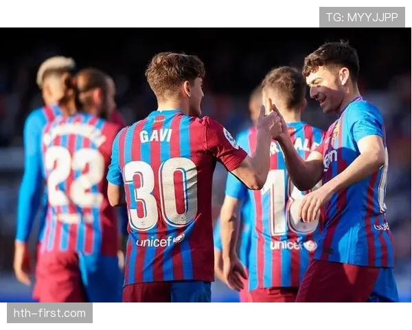 奥斯梅恩深情互动那不勒斯球迷，展现球队团结与深厚情谊